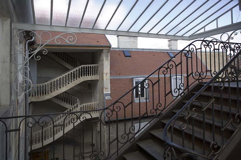 Détail de l'escalier droit depuis l'escalier gauche.
