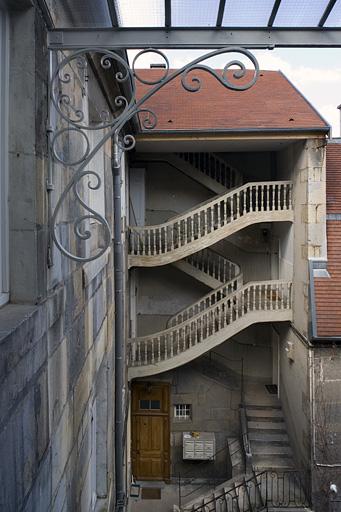 Vue d'ensemble de l'escalier droit depuis l'escalier gauche.
