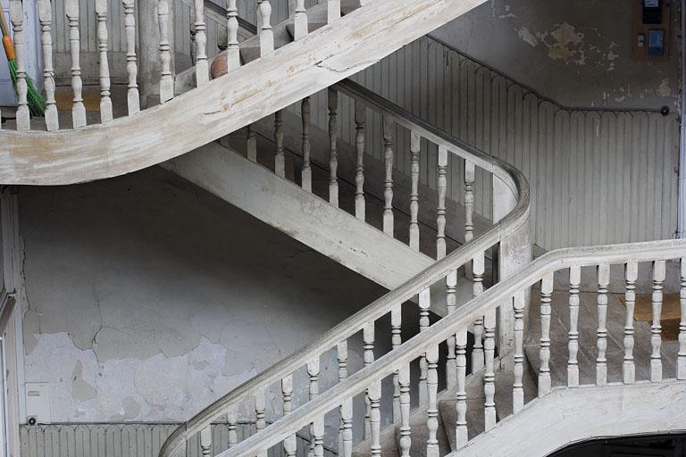 Détail de la rampe en bois tourné de l'escalier droit.