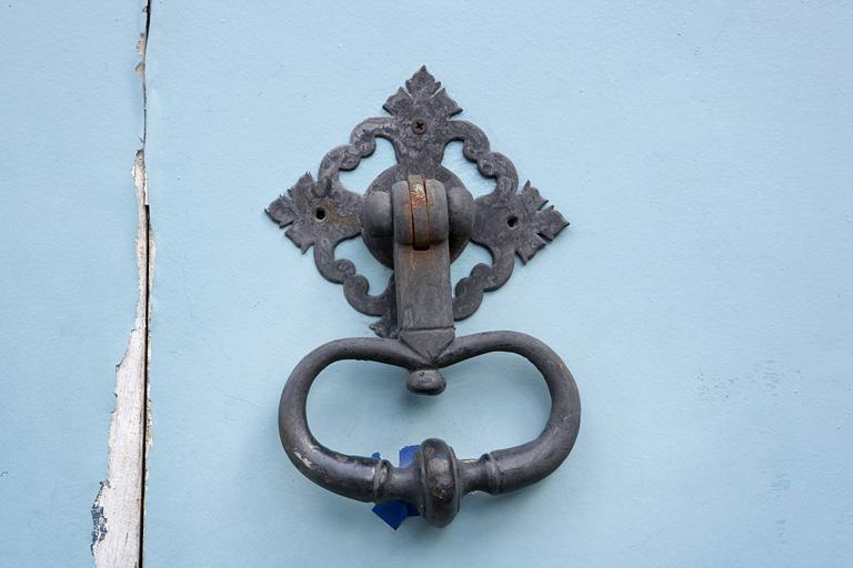 Détail du heurtoir du portail d'entrée.