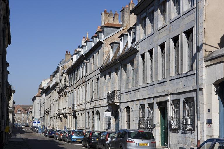 Vue d'ensemble de la maison dans l'alignement de la rue.