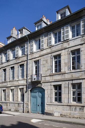 Vue d'ensemble de la façade sur rue de trois quarts droit.