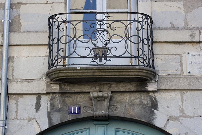 Détail du balcon en fer forgé sur rue, de face.