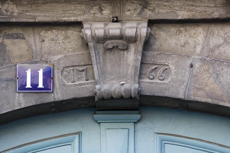 Détail de la date sur l'arc du portail d'entrée.