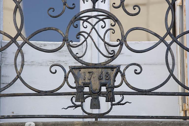 Détail de la date dans la ferronnerie du balcon.