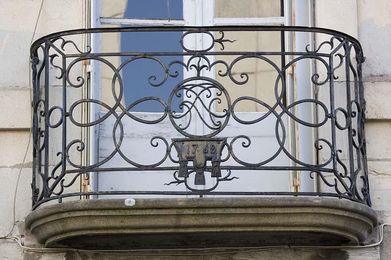 Détail du balcon : vue rapprochée.
