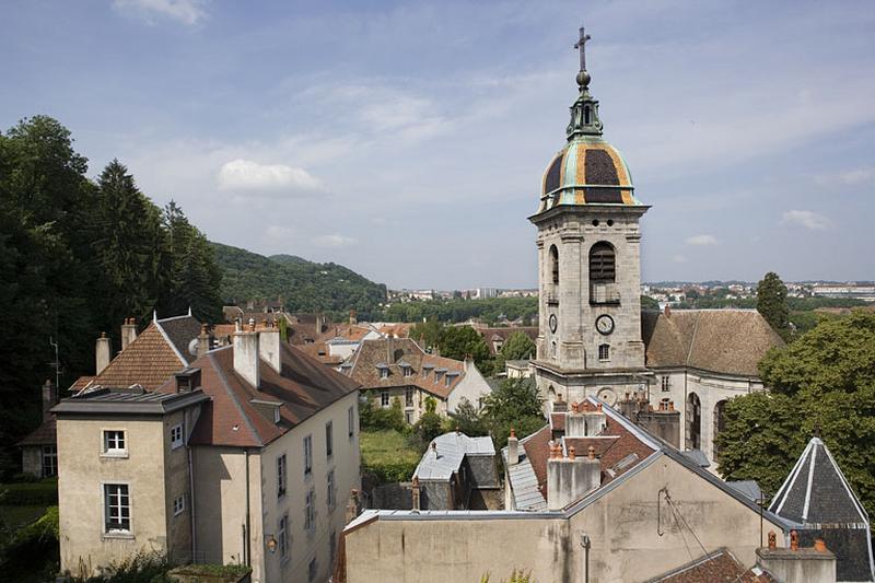 Vue d'ensemble de l'édifice dans son environnement architectural.