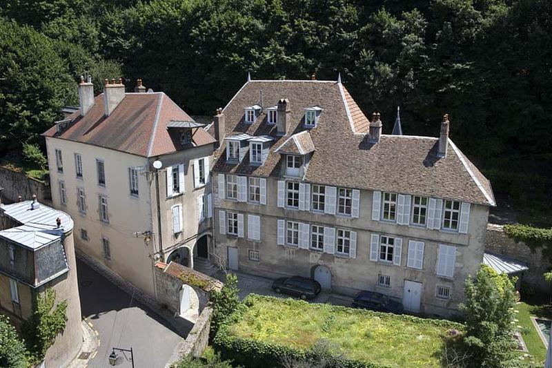 Vue plongeante sur la demeure depuis le clocher de la cathédrale Saint-Jean.