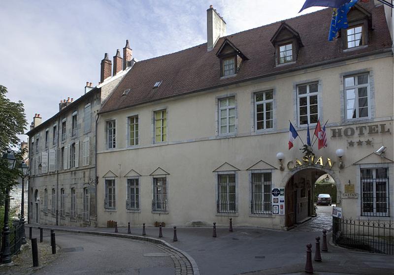 Vue d'ensemble depuis la rue.