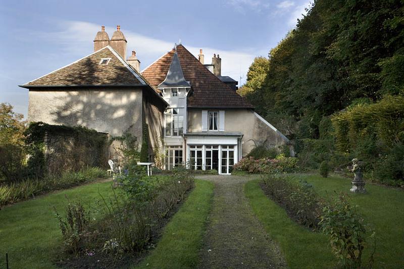 Façade latérale droite : vue éloignée depuis le fond du jardin.