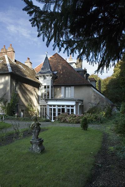 Façade latérale droite : vue éloignée depuis le fond du jardin, de trois quarts droit.