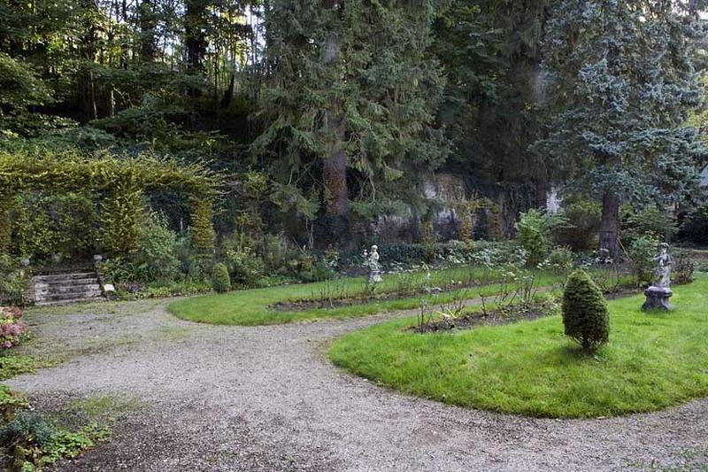 Vue du jardin à droite de l'édifice.