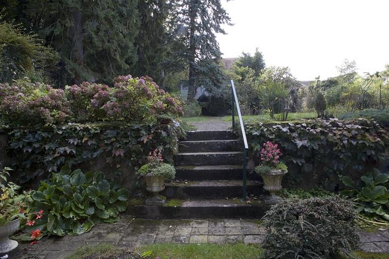 Vue du jardin à droite de l'édifice depuis la courette.