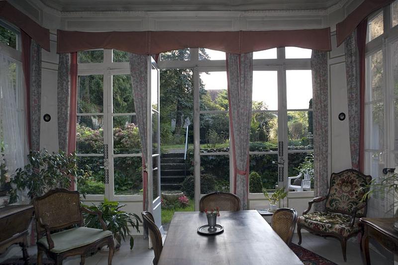 Intérieur : vue d'ensemble de la salle à manger d'été depuis le fond de la pièce.