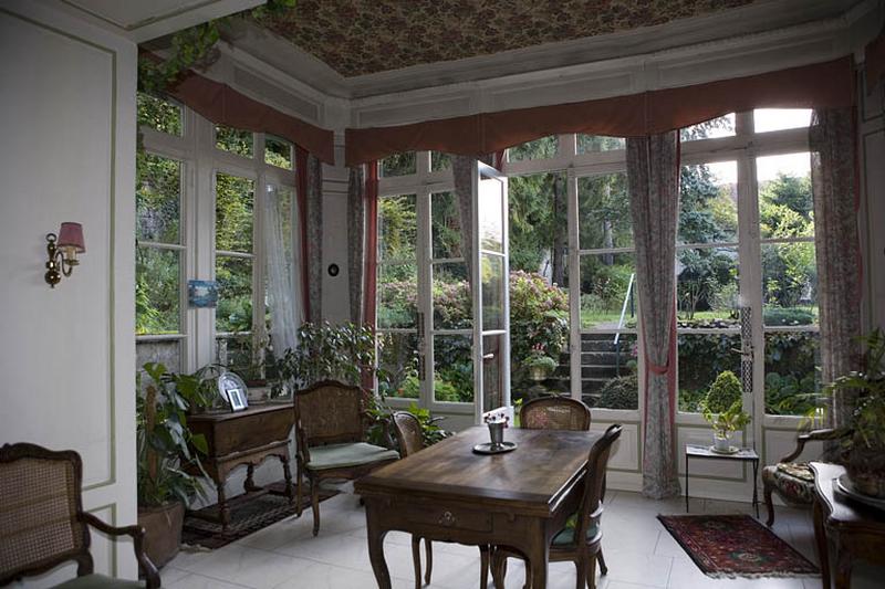 Intérieur : vue d'ensemble de la salle à manger d'été de trois quarts droit.