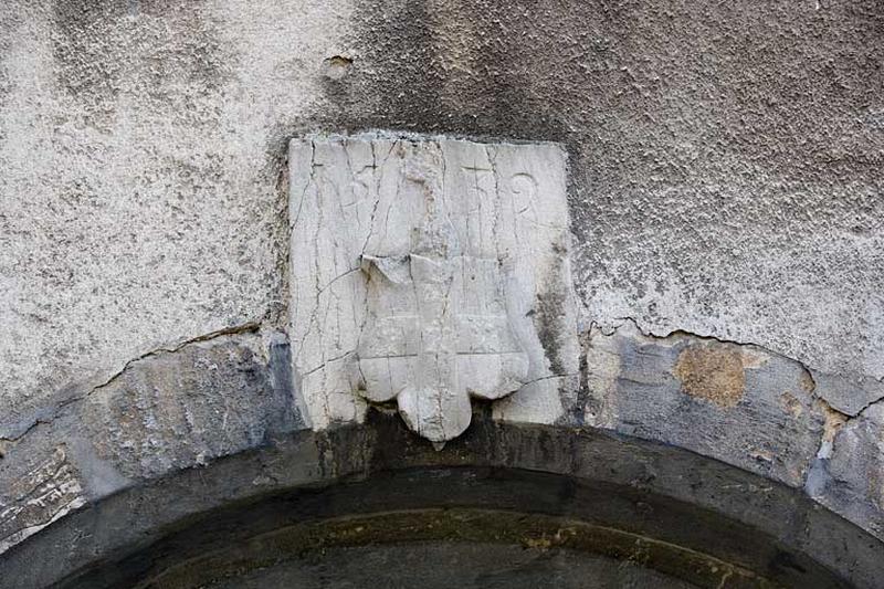 Détail d'un blason daté 1532 sur une entrée de cave.