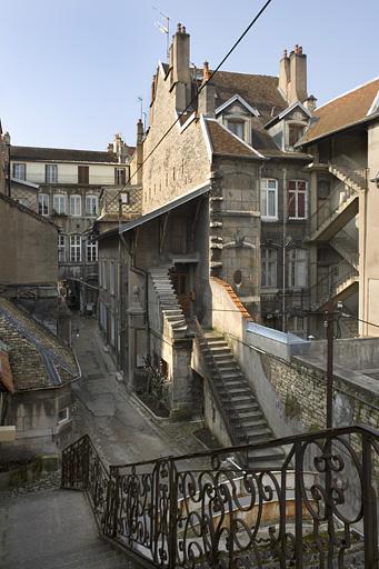 Vue d'ensemble de l'hôtel depuis l'escalier isolé au fond de la parcelle.