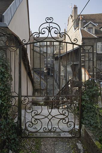 Détail de la grille de la porte de l'escalier isolé.
