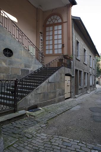 Vue d'ensemble de l'escalier extérieur dans la deuxième cour.