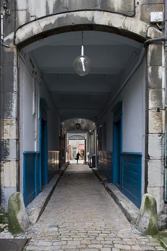Détail du portail d'entrée dans la deuxième cour, avec le passage cocher en enfilade.
