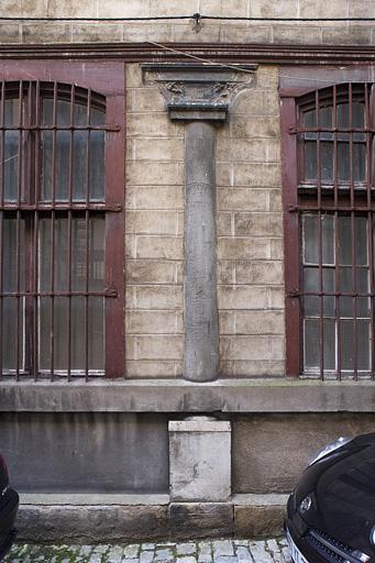 Détail d'une colonne du portique à droite de la deuxième cour.