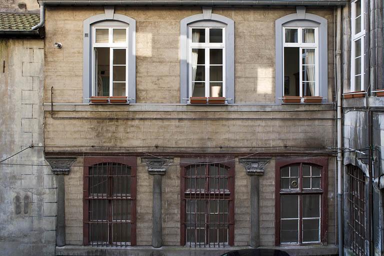 Vue d'ensemble du portique à droite de la deuxième cour.