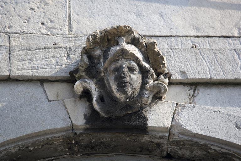 Détail de la clé d'une fenêtre au premier étage sur rue : figure casquée.