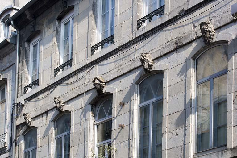 Détail des fenêtres au premier étage sur rue.