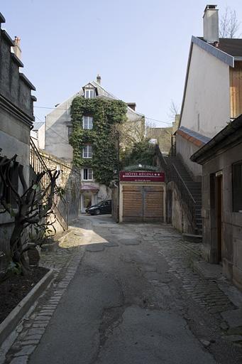 Vue d'ensemble du logis secondaire au fond de la deuxième cour.