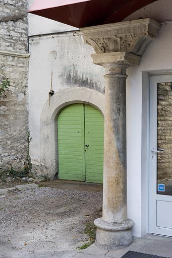Détail de la colonne à gauche : entrée du logis secondaire au fond de la deuxième cour.