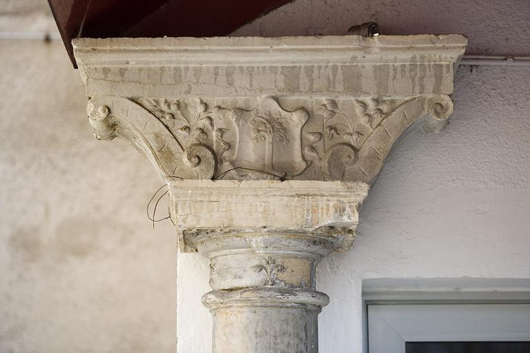 Détail du chapiteau de la colonne gauche : entrée du logis secondaire au fond de la deuxième cour.