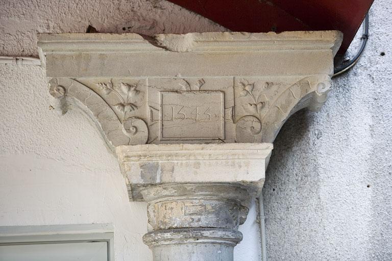 Détail du chapiteau de la colonne droite : entrée du logis secondaire au fond de la deuxième cour.