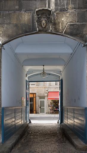 Vue du passage cocher depuis la première cour.