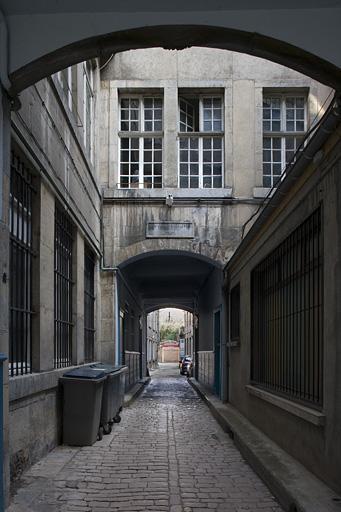 Première cour : vue d'ensemble en direction de la deuxième cour.