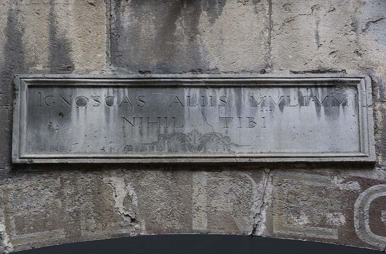 Première cour : détail d'une inscription latine.