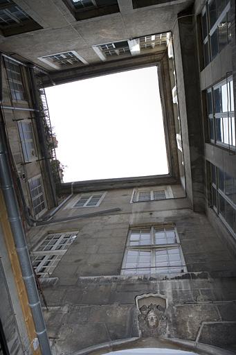 Première cour : vue d'ensemble en contre plongée.