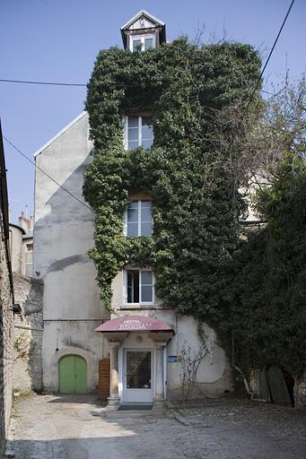 Vue d'ensemble du logis secondaire au fond de la deuxième cour.