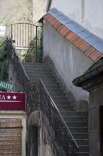 Vue de l'escalier isolé dans la deuxième cour conduisant à la terrasse gallo-romaine.
