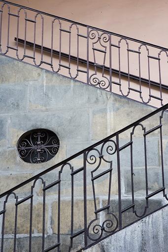 Détail de la rampe de l'escalier à cage ouverte à gauche de la deuxième cour.