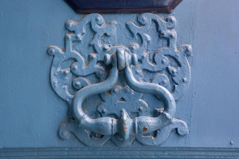 Détail du heurtoir du portail d'entrée.