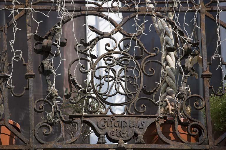 Détail de la grille du balcon : premier étage sur rue.