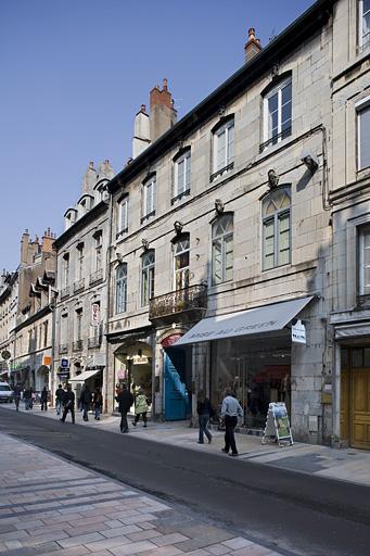 Vue d'ensemble de la façade sur rue : de trois quarts droit.