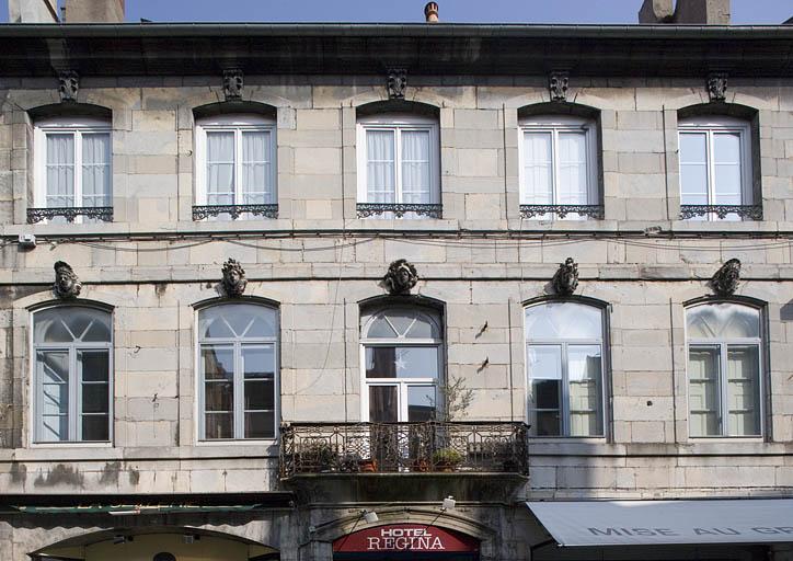 Vue d'ensemble de la façade sur rue à partir du premier étage : de face.
