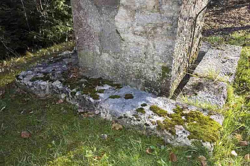 Mire sud de la lunette méridienne, pilier sud : fossé de stabilisation à la base du pilier.