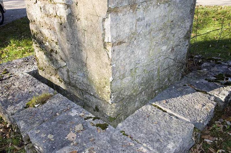 Mire sud de la lunette méridienne, pilier sud : fossé de stabilisation à la base du pilier.