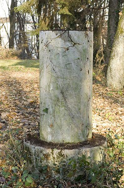 Pilier pour instrument mobile situé à l'emplacement du parc météorologique d'origine : vue rapprochée.