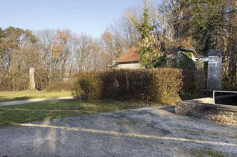 Mire nord de la lunette méridienne : pilier nord à gauche (mire) et pilier sud à droite (collimateur).