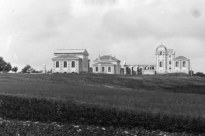 [Le pavillon de l'équatorial coudé vu depuis le sud-est, avant l'installation de la lunette], avant 1890.