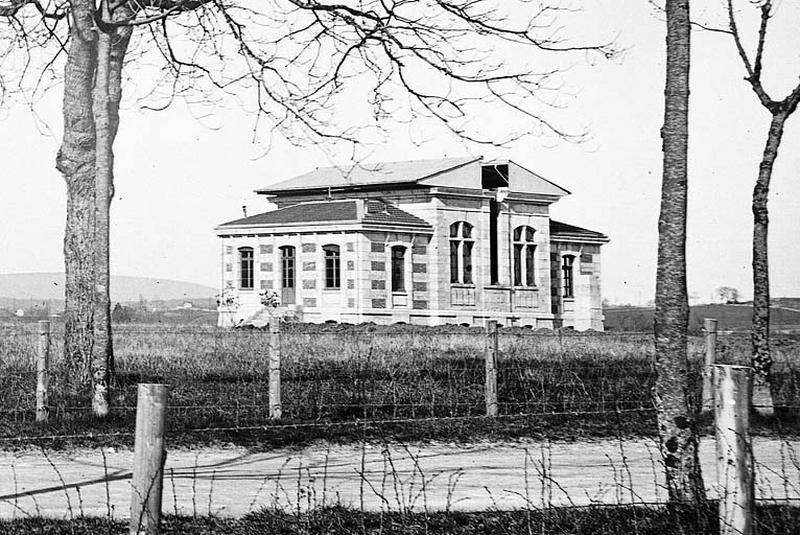 [Le pavillon de la lunette méridienne vu depuis le sud, sans mire proche ni collimateur sur le pilier], entre 1884 et 1888.