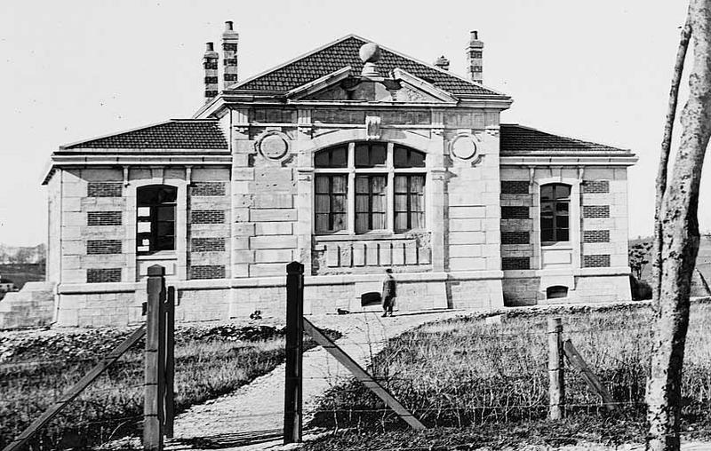 [Vue d'ensemble de la bibliothèque (avec sa façade d'origine)], entre 1884 et 1888.